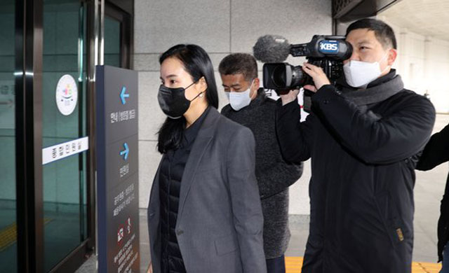 ▲ 파견 간 경찰 수사관 송지헌 경정이 지난달 29일 이성윤 서울고검장 공소장 유출 의혹과 관련한 검찰 서버 압수수색을 위해 서울 서초동 대검찰청 청사로 들어서고 있다. ⓒ연합뉴스. 무단전재 및 재배포 금지.