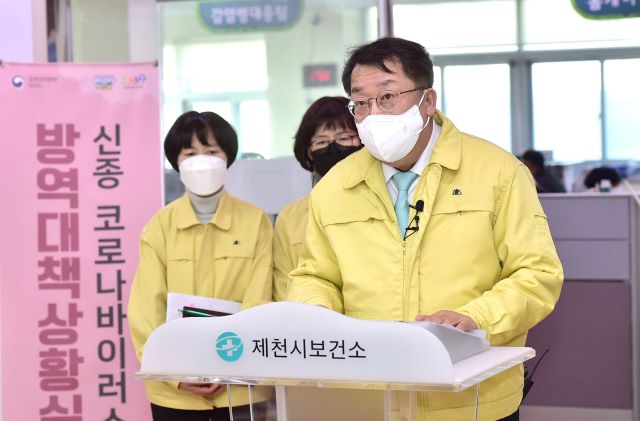 ▲ 이상천 제천시장이 3일 브리핑을 통해 개인 방역수칙 준수와 소아 및 청소년의 접종에도 적극 동참해 줄 것”을 호소하고 있다.ⓒ제천시