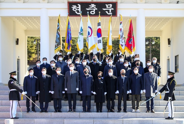 ▲ 경상북도의회(의장 고우현)는 2022년 1월 3일 새해 첫 공식일정으로 국립영천호국원을 찾아 조국 수호를 위해 헌신한 순국선열과 호국영령을 참배하고 그 희생을 되새기는 엄숙한 시간을 가졌다.ⓒ경북도의회