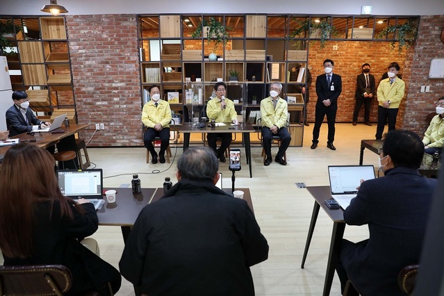 ▲ 양승조 충남도지사가 3일 2022년 새해를 맞아 도청 기자실에서 기자들과 간담회를 가졌다.ⓒ충남도