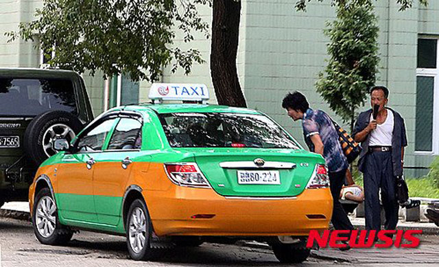 ▲ 평양 시내에서 택시를 타려는 시민. 북한에도 택시가 다니지만 운행범위가 매우 제한적이다. ⓒ뉴시스. 무단전재 및 재배포 금지.