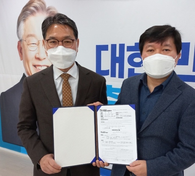 ▲ 충남 천안시장에 출마가 예상되는 이재관 전 소청심사위원장이 지난해 12월 31일 더불어민주당에 입당원서를 낸 뒤 지난 1일 입당이 최종 확정됐다. 이 전 위원장(왼쪽)이 민주당에 입당한 뒤 기념촬영을 하고 있다.ⓒ더불어민주당