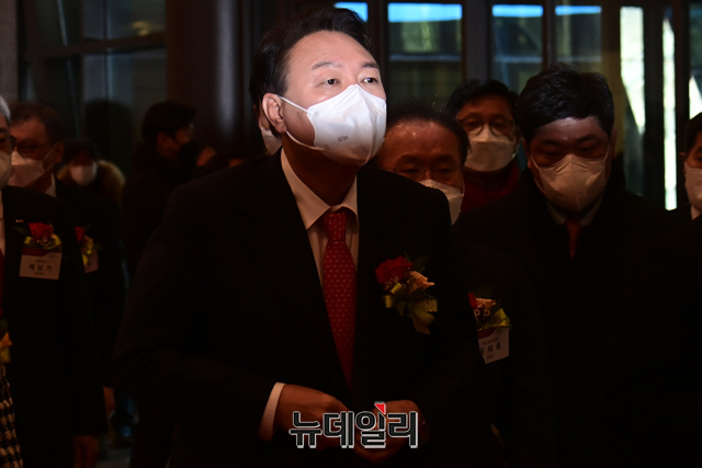 ▲ 윤석열 국민의힘 대선후보가 지난 3일 오전 서울 여의도 한국거래소에서 열린 2022 신년하례식 및 증권·파생상품시장 개장식에 이동하고 있다.ⓒ강민석 기자