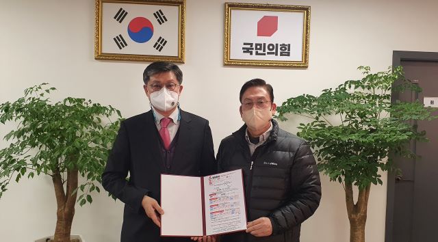 ▲ 임택수 전 충북 청주시 부시장이 오는 6월 지방선거에서 음성군수에 출마하기 위해 국민의힘 충북도당 당사를 직접 찾아 입당했다.ⓒ국민의힘 충북도당