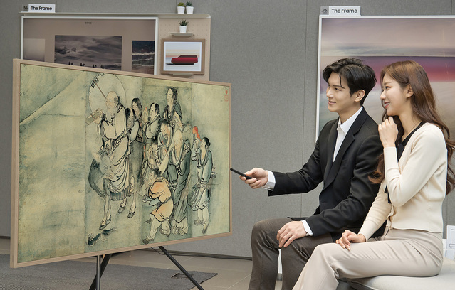 ▲ 삼성 '더 프레임 TV'를 통해 소개되는 리움미술관 '김홍도의 군선도' 작품 ⓒ삼성전자