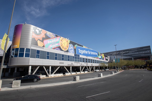 ▲ 5일(현지시간)부터 7일까지 세계 최대 전자 전시회 CES 2022가 열리는 미국 라스베이거스 컨벤션센터(LVCC)의 외경, 삼성전자 옥외광고 전경. ⓒ삼성전자