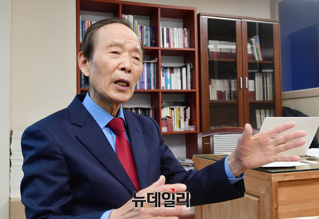 ▲ 지난 4일 오후 서울 여의도의 한 사무실에서 뉴데일리와 만나 인터뷰 중인 장기표 신문명정책연구원 원장(국민의힘 전 김해을 당협위원장). ⓒ이종현 기자