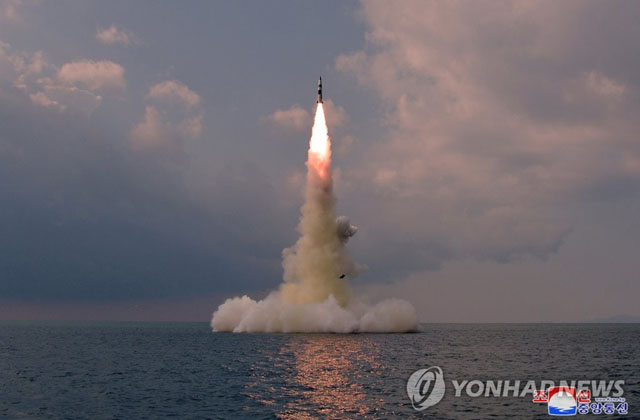 ▲ 지난해 10월 19일 북한의 신형 SLBM 시험발사 장면. 5일 오전 북한이 쏜 발사체가 탄도미사일일 가능성에 무게가 실리고 있다. ⓒ연합뉴스. 무단전재 및 재배포 금지