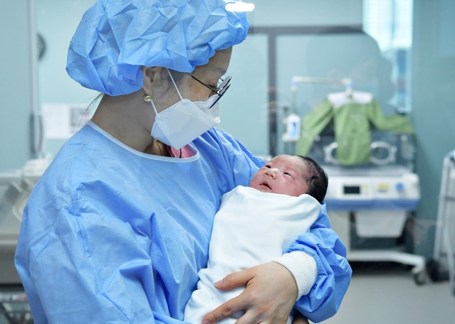 ▲ 지난 3일 영천제이병원 분만산부인과에서 영천의 희망을 알리는 새해 첫 아기가 태어났다.ⓒ영천시
