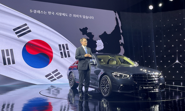 ▲ 토마스 클라인 벤츠코리아 대표가 지난해 S클래스를 소개하는 모습. ⓒ김재홍 기자