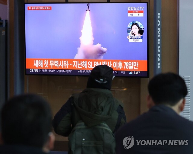 ▲ 북한 미상발사체 뉴스 보는 시민들.ⓒ연합뉴스