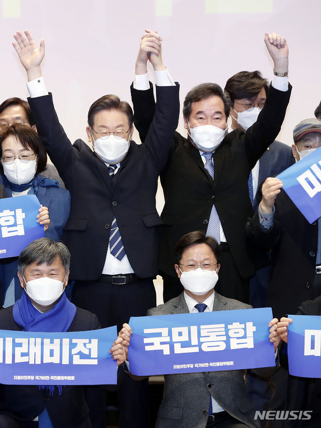 ▲ 국가비전·국민통합위원회 공동위원장인 더불어민주당 이재명 대선 후보, 이낙연 전 대표가 5일 광주 서구 김대중컨벤션센터에서 열린 광주비전회의에서 참석자들과 기념촬영을 하고 있다. ⓒ뉴시스