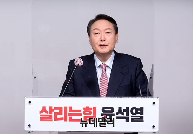 ▲ 윤석열 국민의힘 대선 후보가 5일 오전 서울 여의도 중앙당사에서 선거대책위원회 쇄신 관련 입장발표를 하고 있다.ⓒ이종현 기자(사진=공동취재단)