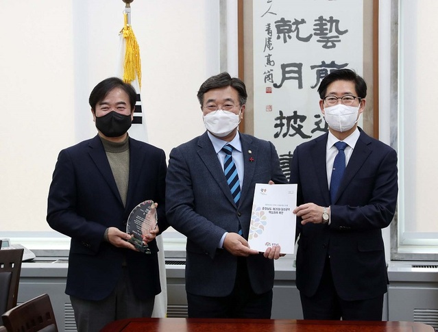 ▲ 양승조 충남도지사는 5일 국회를 방문해 국회의장 및 각 당 의원 등을 만나 도 핵심 현안의 대선공약 반영과 지원을 요청했다. 더불어민주당 윤호중 원내대표를 만나 충남 주요 현안 대선 공약 반영을 요청한 뒤 기념촬영을 하고 있다.ⓒ충남도