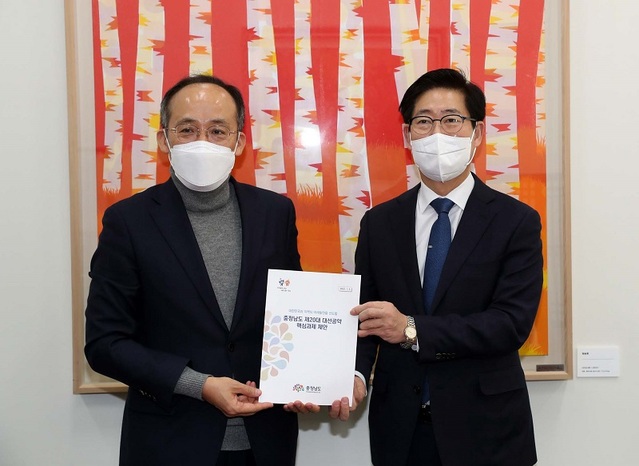 ▲ 양승조 충남도지사가 5일 국회를 방문, 추경호 국민의힘 원내 수석 부대표에게 충남 현안 대선 공약 반영을 건의 한 뒤 책자를 전달하고 있다.ⓒ충남도