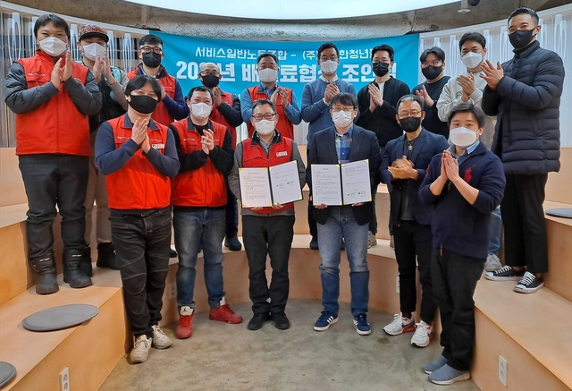 ▲ 5일 서울 송파구에서 열린 우아한청년들과 민주노총 서비스일반노동조합의 배달료 협상 조인식에서 (앞줄 왼쪽에서 두번째부터) 서비스일반노조 김영수 배민지회장, 서비스일반노조 이선규 위원장, 우아한청년들 김병우 대표 등 양 측 관계자들이 협상안에 서명한 뒤 기념사진을 촬영하고 있다. ⓒ우아한청년들
