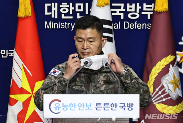 ▲ 5일 오전 탈북자 월북사건 현장조사 결과를 브리핑하려는 전동진 합참 작전본부장(육군 중장). ⓒ뉴시스. 무단전재 및 재배포 금지.