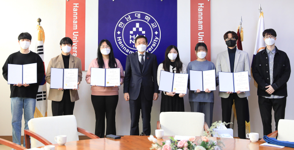▲ 이광섭 한남대총장이 5일 선발된 6명의 학생에게 한남 최우수 인재 장학증서를 전달했다.ⓒ한남대