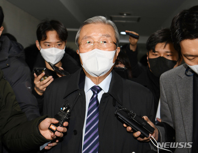 ▲ 김종인 국민의힘 전 총괄선대위원장이 5일 서울 종로구 사무실에서 나서며 취재진 질문에 답변하고 있다.ⓒ뉴시스