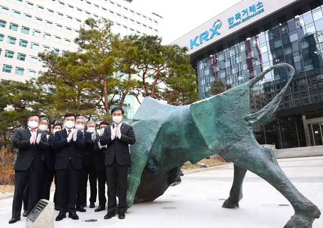 ▲ 손병두 한국거래소 이사장(앞줄 오른쪽 첫번째)과 상임이사들이 소와곰상 옥외 이전 제막 후 기념촬영을 하고있다. ⓒ한국거래소