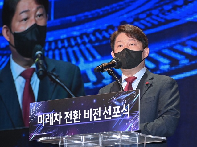 ▲ 권영진 대구시장은 선포시식에서 “미래차 전환 협의체와 종합지원센터가 구심점이 되어 앞으로 미래차 전환에 더욱 속도를 낼 수 있도록 대구시가 지원을 아끼지 않겠다”고 말했다.ⓒ대구시