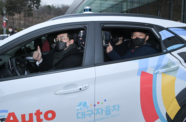 ▲ 권영진 대구시장 등이 자율주행차를 시승하고 있는 장면.ⓒ대구시