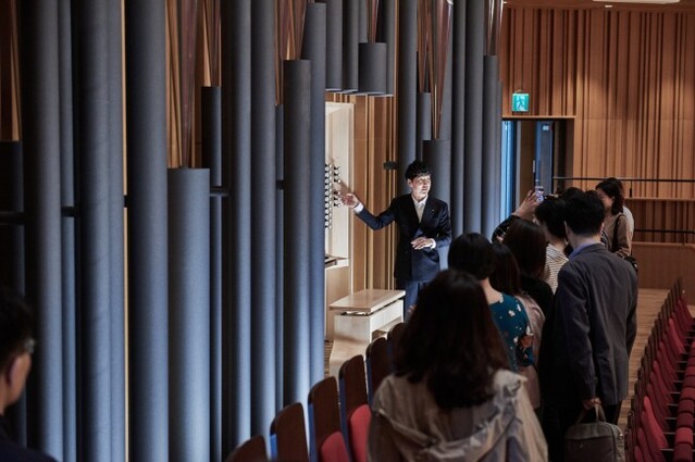 ▲ 롯데콘서트홀 무대감독이 파이프 오르간 콘솔을 설명하고 있다.ⓒ롯데콘서트홀