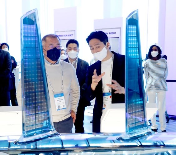 ▲ 5일(미국현지시간) 라스베가스에서 열린 2022CES 프레스컨퍼런스 후 정기선 현대중공업지주 대표가 정의선 현대차그룹회장과  얘기나누고 있다.ⓒ현대중공업그룹