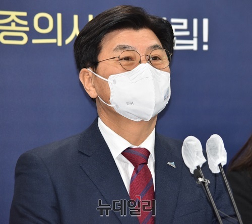 ▲ 이춘희 세종시장이 6일 시청 정음실에서 열린 정례브리핑에서 3선 도전을 염두에 두고 여러 가지 필요한 준비를 하고 있다고 밝히고 있다.ⓒ이길표 기자