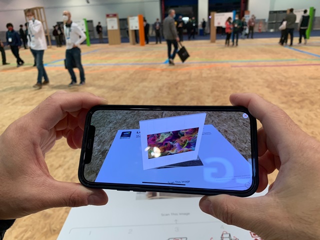 ▲ 'CES 2022'의 LG전자 부스에서 스마트폰을 사용해 가상 체험을 하고 있는 모습. ⓒ이성진 기자