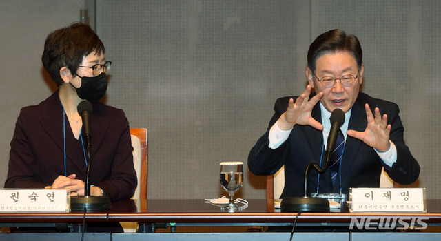 ▲ 이재명 더불어민주당 대선 후보가 6일 서울 중구 프레스센터에서 한국행정학회 주최로 열린 대통령 선거 후보자 초청 토론회에서 기조연설을 마치고 사회자와 대화하고 있다. ⓒ뉴시스