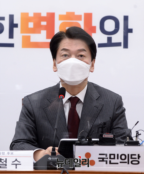 ▲ 안철수 국민의당 대통령후보가 야권 단일후보 지지도·경쟁력 조사에서 윤 후보를 앞섰다는 조사가 6일 나왔다. 안 후보가 야권 단일후보가 됐을 때 이재명 더불어민주당 대통령후보를 오차범위 밖인 7.9%p차로 앞섰다. ⓒ이종현 기자(사진=공동취재단)