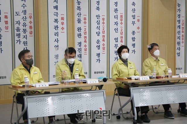 ▲ 이날 신년 기자간담회에서는 김일곤(제일 오른쪽) 부시장 등 간부공무원도 함께 참석했다.ⓒ뉴데일리