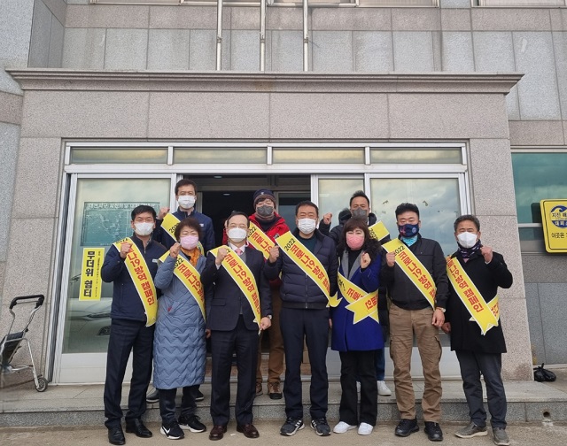 ▲ 월성본부는 지난 5일 감포읍 대본3리 마을회관에서 코로나19 예방을 위한 방역키트 전달식을 시행했다.ⓒ월성본부