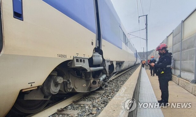 ▲ KTX-산천 열차가 충북 영동터널 인근에서 탈선한 모습.ⓒ연합뉴스