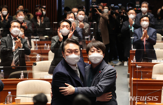 ▲ 윤석열 국민의힘 대선 후보와 이준석 대표가 6일 국회에서 열린 의원총회에서 포옹하고 있다. ⓒ이종현 기자