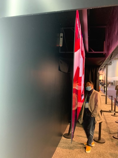 ▲ 측면에서 본 TCL의 '울트라 슬림 8K 미니 LED'. ⓒ이성진 기자