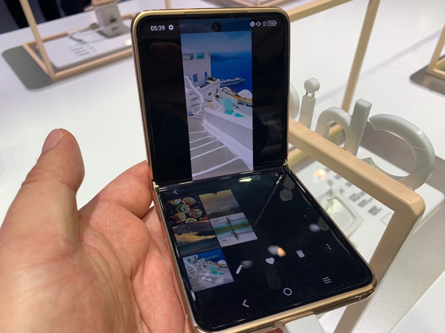 ▲ TCL의 폴더블폰 '시카고' 사용 모습. ⓒ이성진 기자