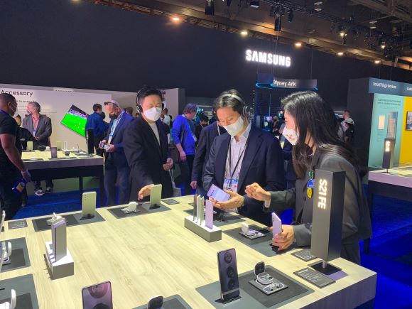 ▲ 정기선 현대중공업그룹 사장이 6일(현지시각) 오후 라스베이거스 컨벤션센터 내 삼성전자 부스 전시물을 보고 있는 모습.ⓒ뉴데일리DB