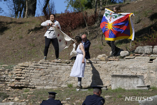 ▲ 지난해 10월 그리스 올림피아에서 베이징동계올림픽을 위한 채화 도중 티벳 독립을 촉구하는 시민단체가 기습시위를 벌였다. ⓒ뉴시스 AP. 무단전재 및 재배포 금지.