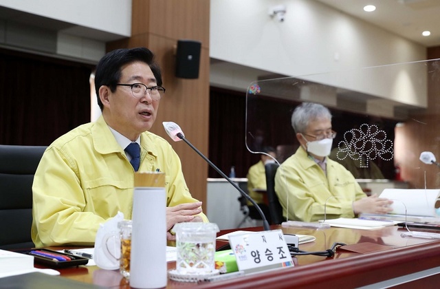 ▲ 양승조 충남도지사가 7일 도청에서 2022년 주요업무계획 및 직무성과계약과제 보고회에 참석, 보고를 받고 있다.ⓒ충남도