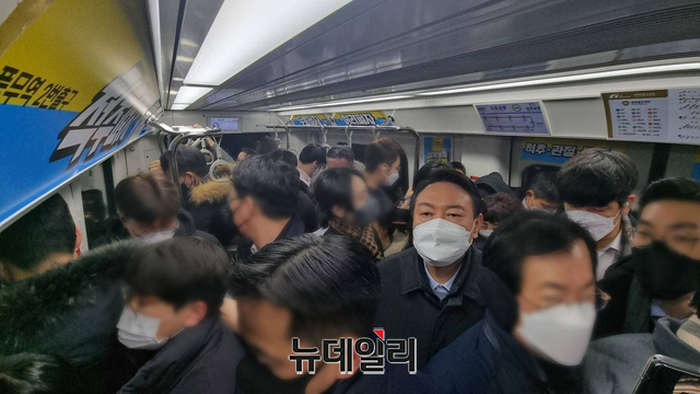 ▲ 윤석열 국민의힘 대선후보가 7일 오전 김포도시철도(김포골드라인)을 타고 여의도 국민의힘 중앙당사로 출근하고 있다.ⓒ강민석 기자(사진=윤석열 캠프)