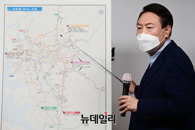 ▲ 윤석열 국민의힘 대선후보가 7일 오전 서울 여의도 국민의힘 중앙당사에서 '수도권 광역 교통망' 관련 정책공약을 발표하고 있다.ⓒ강민석 기자