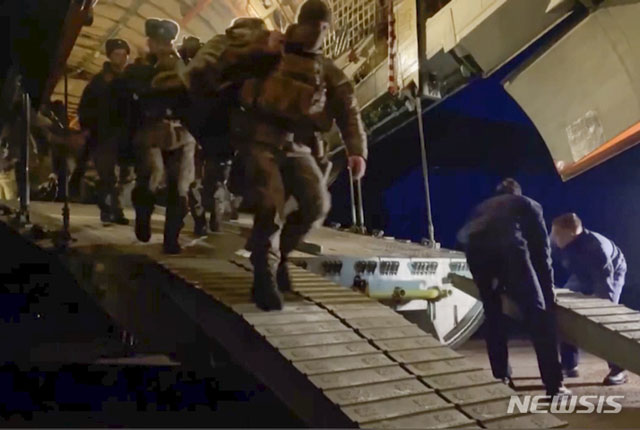 ▲ 알마티 국제공항에 내리는 러시아 공수부대원들. 러시아 공수부대는 스페츠나츠 다음가는 정예부대로 알려져 있다. 이들은 카자흐스탄에 도착한 직후 주요도시에서 시위진압 작전에 나선 것으로 알려졌다. ⓒ뉴시스 AP. 무단전재 및 재배포 금지.