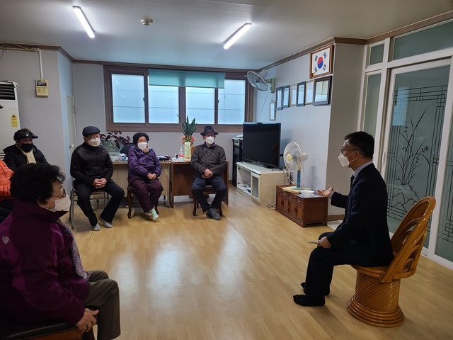 ▲ 최순환 신임 진량읍장은 발령 첫날인 3일부터 7일까지 관내 52개소 경로당을 모두 방문하여 어르신들께 큰절을 올리고, 경로당 이용에 관한 애로사항 및 읍정 운영에 대한 의견을 청취한 소통의 시간을 마무리했다.ⓒ경산시