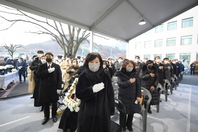 ▲ 결식에는 김미연 여사 등 유가족과 김상순·이원동·정한태·이중근 전 청도군수, 이승태 고성이씨 문중대표 등 고문, 장례 추진위원, 조문객, 직원 등 500여 명이 참석했다.ⓒ청도군