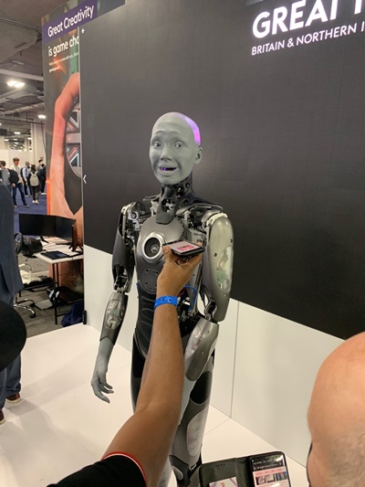 ▲ 미국 라스베이거스에서 열린 'CES 2022'에 전시된 휴머노이드 로봇 '아메카'가 관람객들의 질문에 답하고 있다. ⓒ이성진 기자