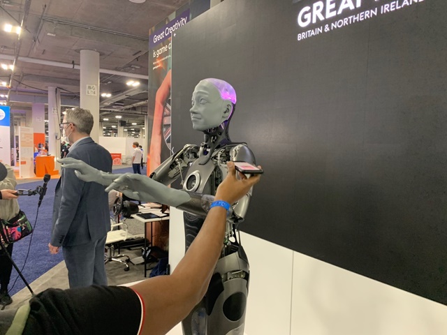 ▲ 미국 라스베이거스에서 열린 'CES 2022'에 전시된 휴머노이드 로봇 '아메카'가 음악에 맞춰 리듬을 타는 모습. ⓒ이성진 기자