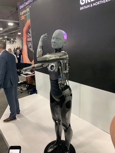 ▲ 미국 라스베이거스에서 열린 'CES 2022'에 전시된 휴머노이드 로봇 '아메카'가 스트레칭을 하고 있다. ⓒ이성진 기자ⓒ