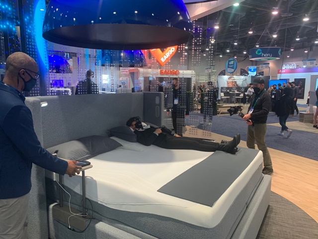 ▲ 미국 라스베이거스에서 열린 세계 최대 전자·IT 전시회 'CES 2022'에서 슬립넘버 의 '스마트베드'를 체험하는 모습. ⓒ이성진 기자